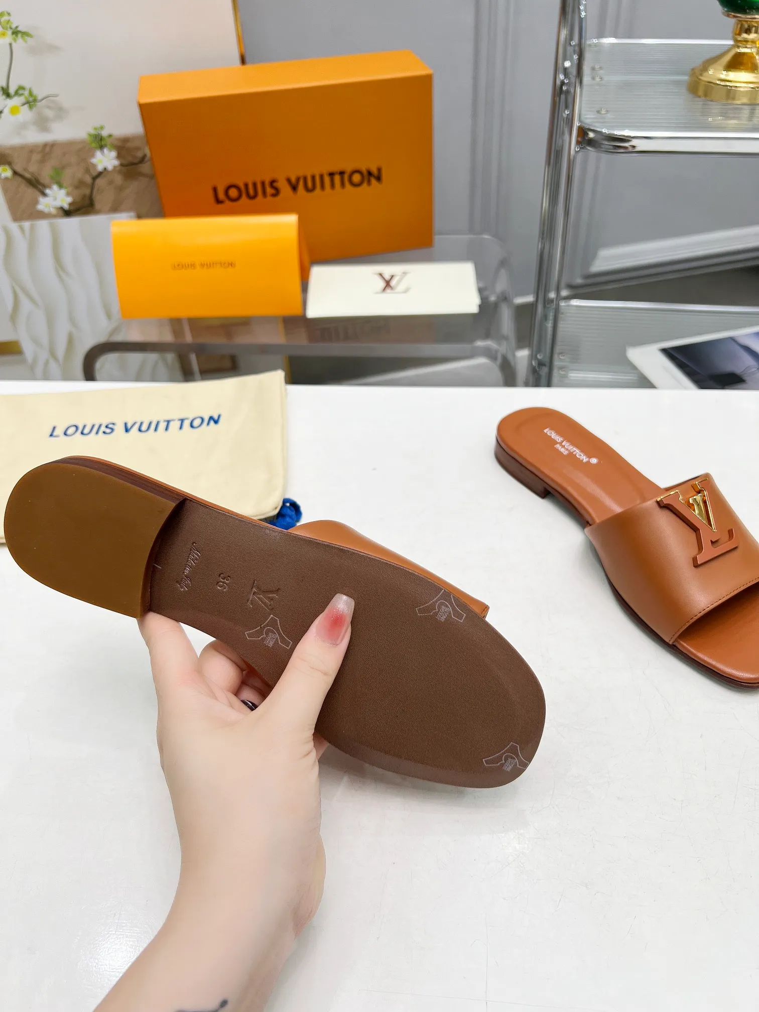 👟👟Ex-factory price 440👟👟Louis Vuitton/Louis Vuitton women's new sandals LV SUNSET COMFORT flat sandals are made of exquisite cowhide and sheepskin lining, the uppers show handicrafts, and are matched with genuine leather soles*@wearing experience. LV logo hardware buckle on upper, size 35-42